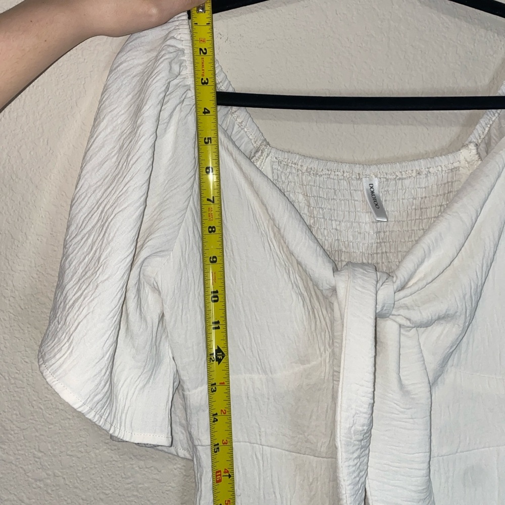 🐛White Spring V-neck with tie in front with flowy sleeves! - Picture 9 of 10